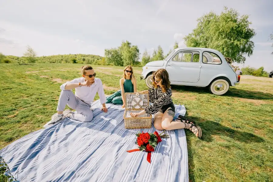 Vintage wedding car experience in Romania with Fiat 500